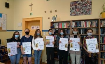 Uczennice biorące udział w konkursie czytelniczym